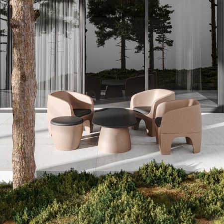 Fauteuils Gummy Bear en plastique recyclé rose clair sur une terrasse ensoleillée – Gummy Bear