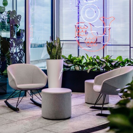 Fauteuil Ox:co rose avec dossier tressé et base à bascule – Ox:co 2