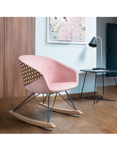 Fauteuil Ox:co rose clair dans un bureau moderne – Ox:co