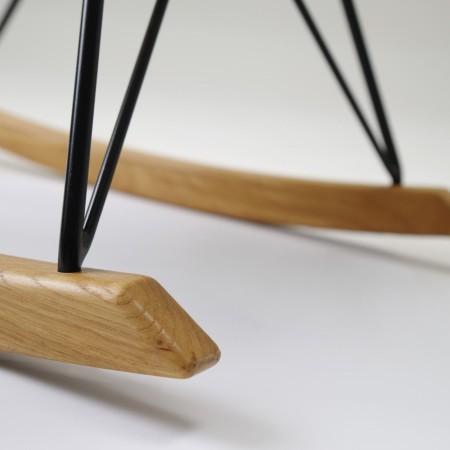 Détail de la base bois et du piétement métal du fauteuil Ox:co – Ox:co