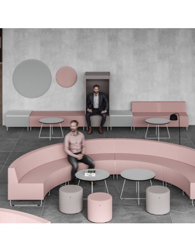 Personne assise dans un fauteuil Quadra avec isolement phonique – Quadra