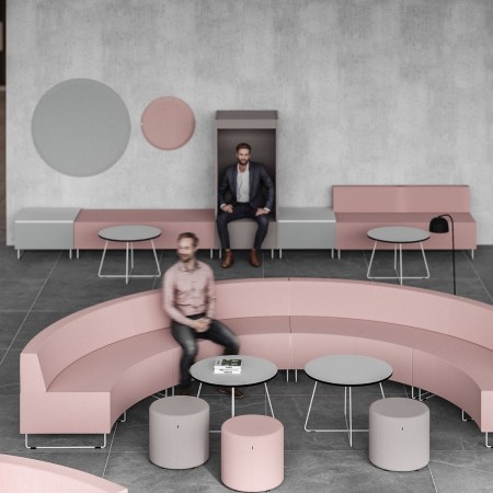 Personne assise dans un fauteuil Quadra avec isolement phonique – Quadra