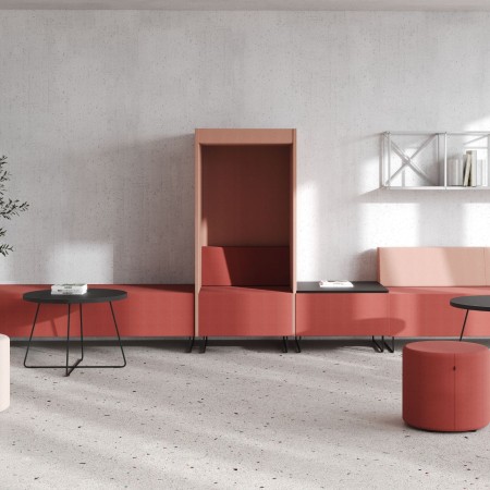 Fauteuil Quadra gris clair avec assise isolante, vue de trois quarts – Quadra 2