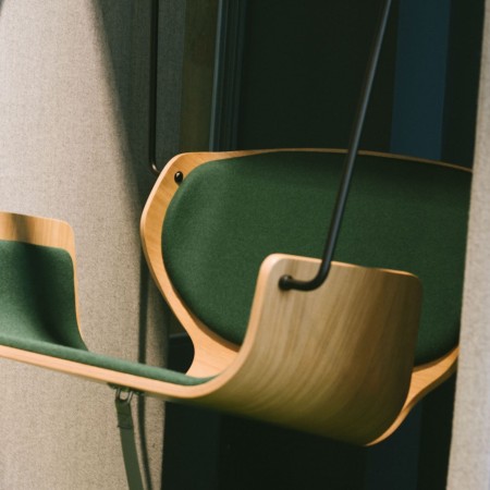 Social Swing Single vert installé dans un bureau lumineux – Social Swing Single