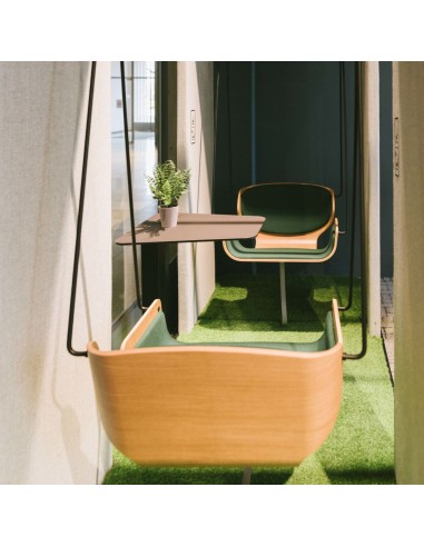 Social Swing vert dans un espace intérieur en bois – Social Swing