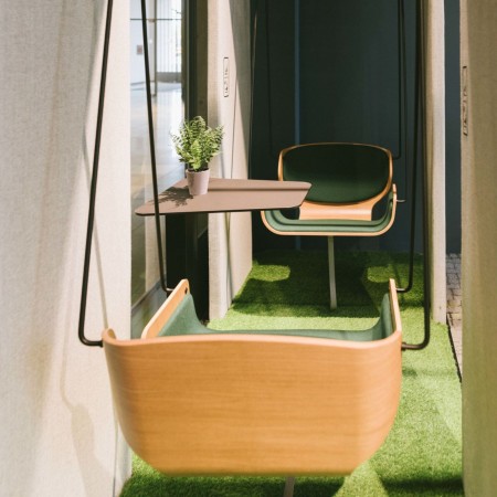 Social Swing vert dans un espace intérieur en bois – Social Swing