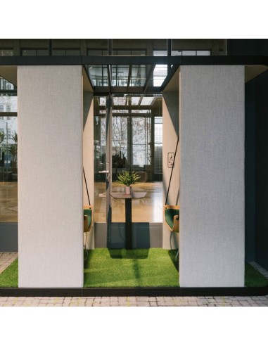 Social Swing vert installé dans un bureau lumineux – Social Swing