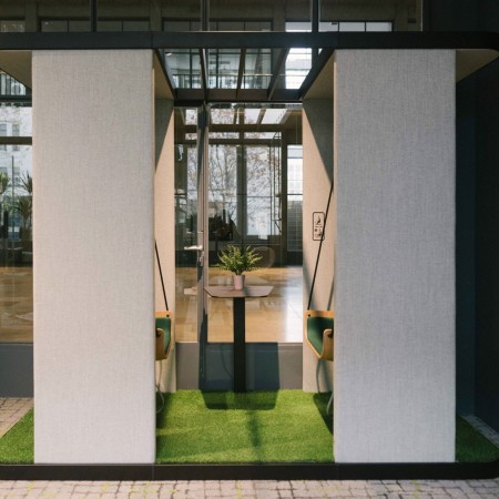 Social Swing vert installé dans un bureau lumineux – Social Swing