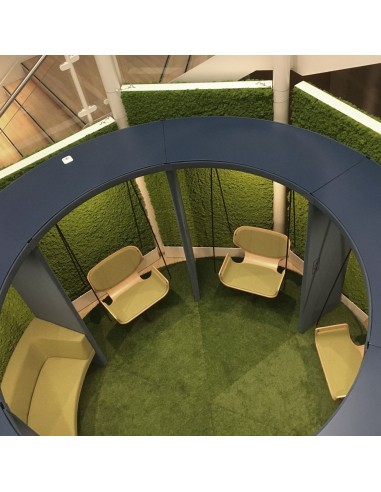 Vue de dessus d’un Social Swing circulaire vert avec table centrale – Social Swing