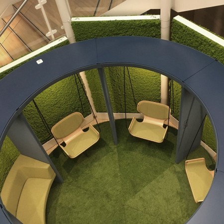 Vue de dessus d’un Social Swing circulaire vert avec table centrale – Social Swing