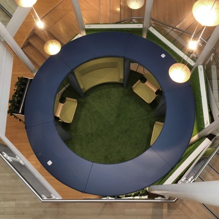 Vue aérienne d’un Social Swing circulaire vert avec plusieurs assises – Social Swing