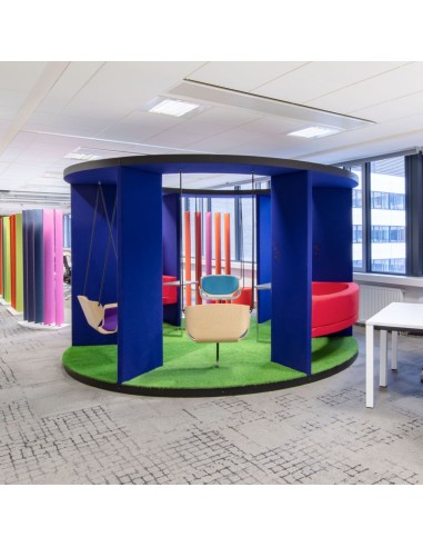 Social Swing circulaire bleu installé en extérieur – Social Swing