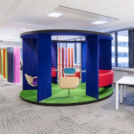 Social Swing circulaire bleu installé en extérieur – Social Swing