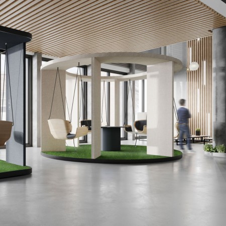 Social Swing circulaire blanc avec assises vertes dans un bureau lumineux – Social Swing