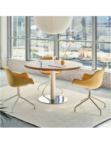 Sièges de réunion jaunes autour d'une table de réunion ronde