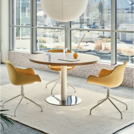 Sièges de réunion jaunes autour d'une table de réunion ronde