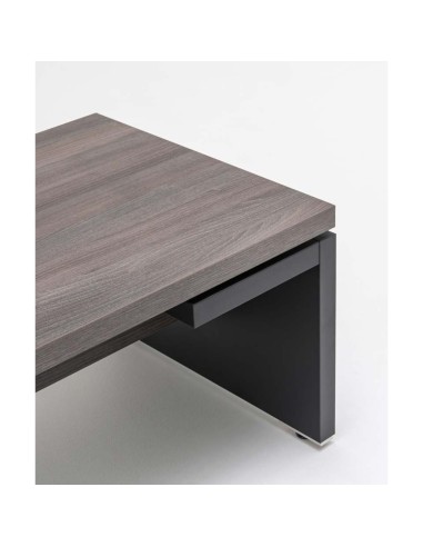 Zoom sur le piétement noir d'une table basse rectangulaire