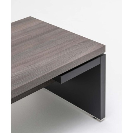 Zoom sur le piétement noir d'une table basse rectangulaire