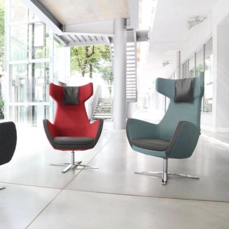 Fauteuils Umm rouge et vert dans un espace lumineux – Umm
