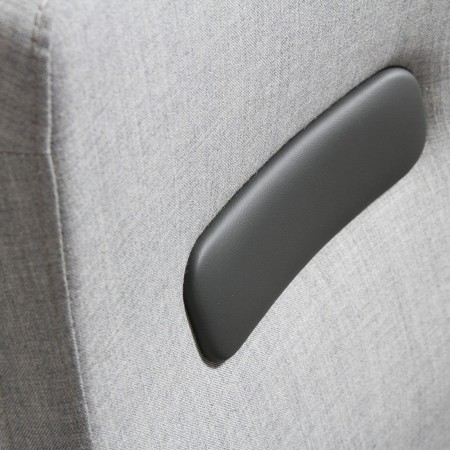 Détail de la poignée arrière du fauteuil Umm – Umm