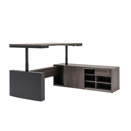 Bureau de direction assis-debout design dans pièce lumineuse