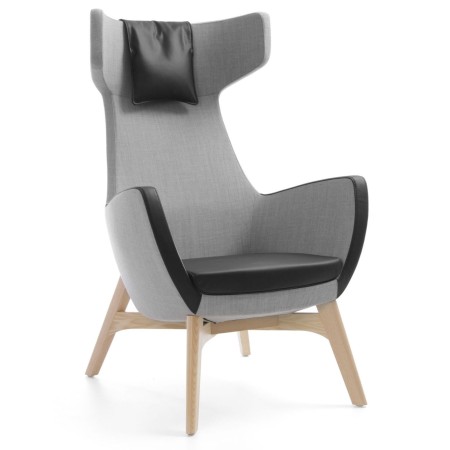 Fauteuil Umm gris avec pieds bois, vue de trois quarts avant – Umm