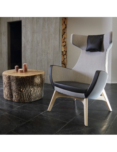 Fauteuil Umm gris avec pieds bois devant une cheminée – Umm