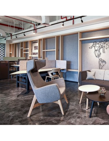 Fauteuil Umm gris avec pieds bois dans un espace bureau – Umm