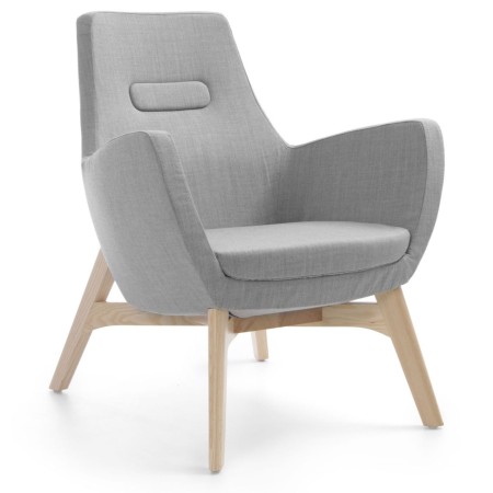 Fauteuil Umm gris avec pieds bois, vue de trois quarts avant – Umm