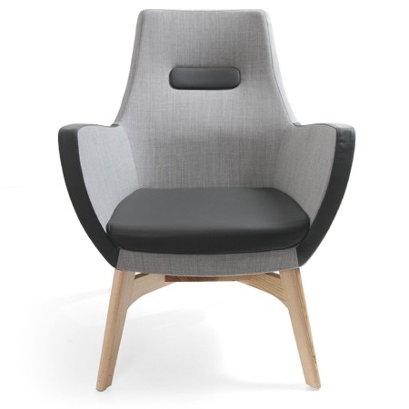 Fauteuil Umm gris avec pieds bois, vue de face – Umm