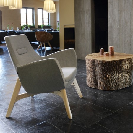 Fauteuil Umm gris avec pieds bois, vue de trois quarts avant – Umm 2