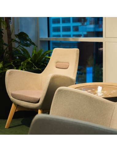 Fauteuil Umm vert dans un salon convivial – Umm