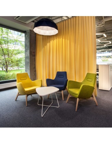 Fauteuil Umm gris dans un espace bureau avec murs jaunes – Umm