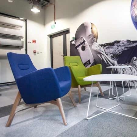 Fauteuil Umm gris dans un open space professionnel – Umm