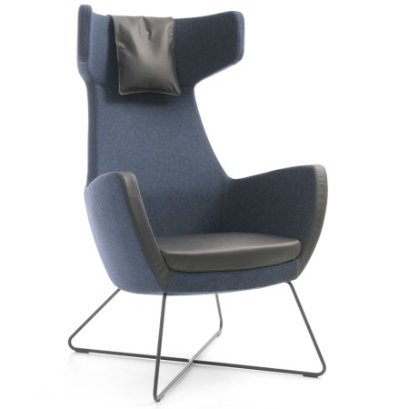 Fauteuil Umm bleu sur piètement métal, vue trois quarts avant – Umm