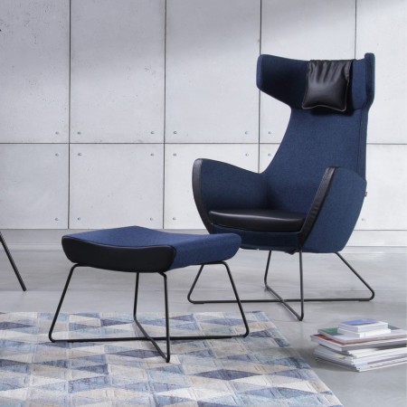 Fauteuil Umm bleu sur piètement métal, vue trois quarts avant – Umm 2