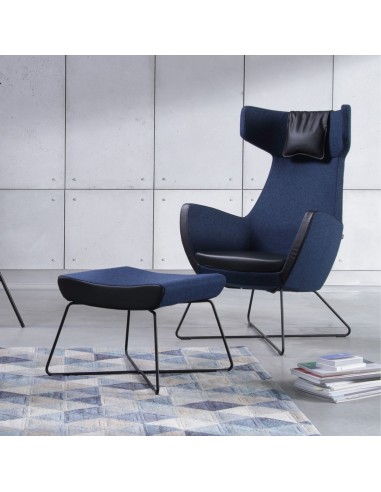 Fauteuil Umm bleu avec repose-pieds dans salon moderne – Umm