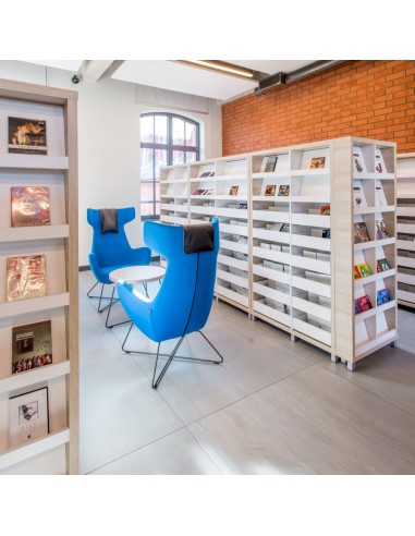 Fauteuil Umm bleu dans un espace détente coloré – Umm