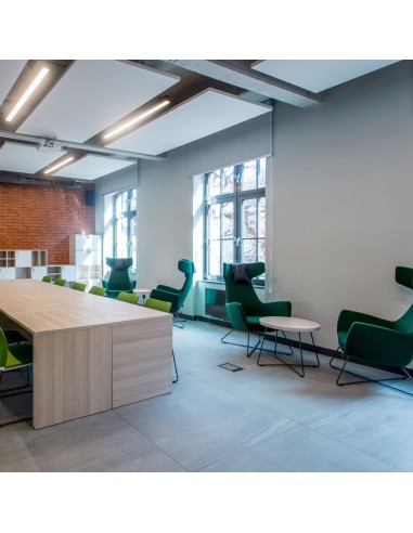 Fauteuil Umm bleu dans bureau ouvert et lumineux – Umm