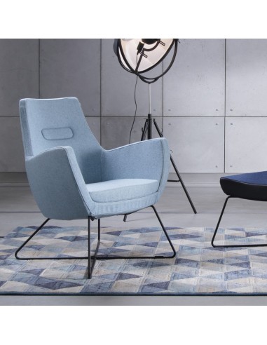 Fauteuil Umm gris clair dans salon design – Umm