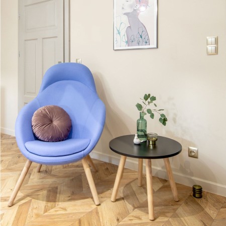Fauteuil Vieni bleu clair dans un salon moderne – Vieni