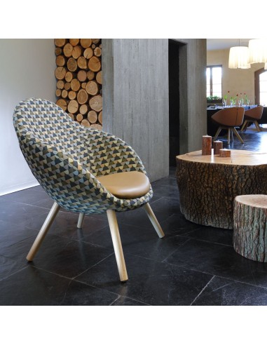 Vieni tissé installé près d’une cheminée – Vieni