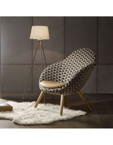Fauteuil Vieni tissé, ambiance cosy près d’une lampe – Vieni