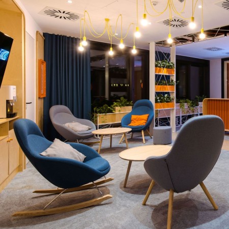 Fauteuil Vieni lounge en duo, ambiance chaleureuse – Vieni