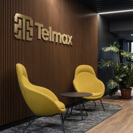 Deux fauteuils Vieni jaunes en présentation – Vieni