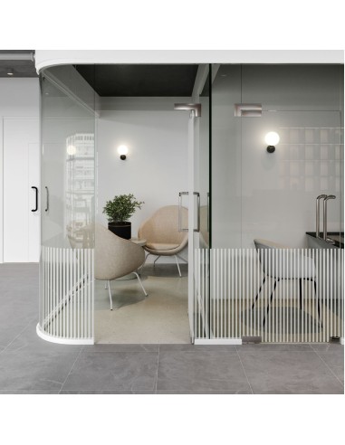 Fauteuil Vieni blanc dans un bureau vitré moderne – Vieni