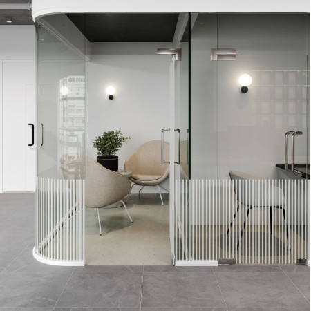 Fauteuil Vieni blanc dans un bureau vitré moderne – Vieni