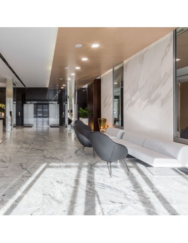 Couloir design avec fauteuils Vieni noirs – Vieni