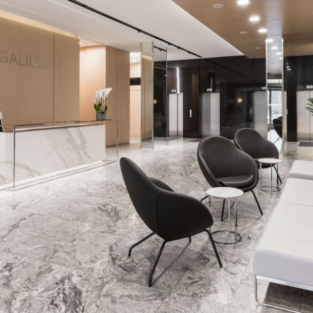 Deux fauteuils Vieni noirs dans un hall élégant – Vieni