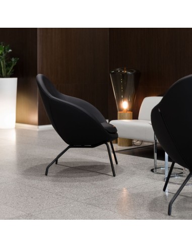 Fauteuil Vieni gris clair dans un espace détente – Vieni